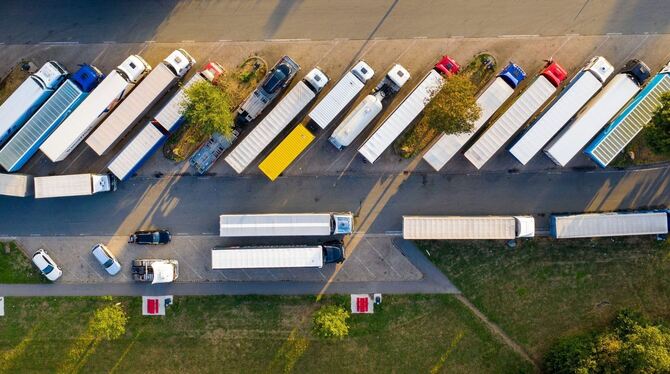 Lastwagen auf Rastplatz Lastwagen auf Rastplatz