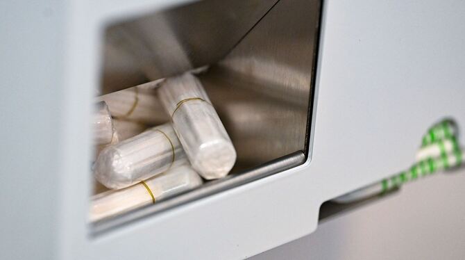 Tampons liegen in einem Spender