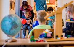 Die Stadt Pfullingen passt zum neuen Jahr die Elternbeiträge für die Kindertagesbetreuung an. FOTO: DPA/BÜTTNER 