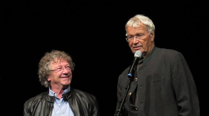 Karl Well (links) und Gerhard Polt auf der Sudhaus-Bühne in einem Sketch. FOTO: STRÖHLE