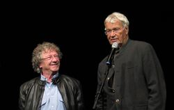 Karl Well (links) und Gerhard Polt auf der Sudhaus-Bühne in einem Sketch. FOTO: STRÖHLE