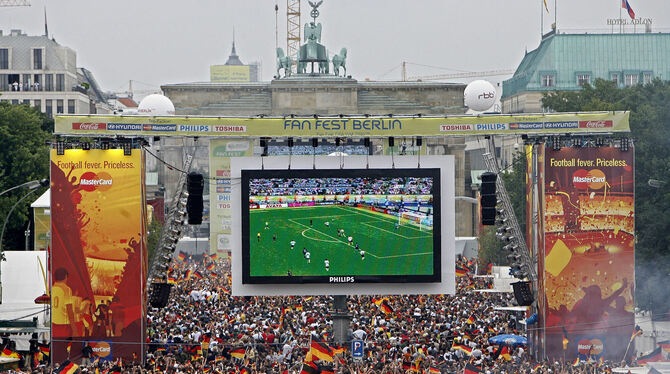 Eine Fanmeile am Brandenburger Tor zum Rudelgucken wird es für die Fußball-WM in Katar nicht geben.  FOTO: METTELSIEFEN/DPA