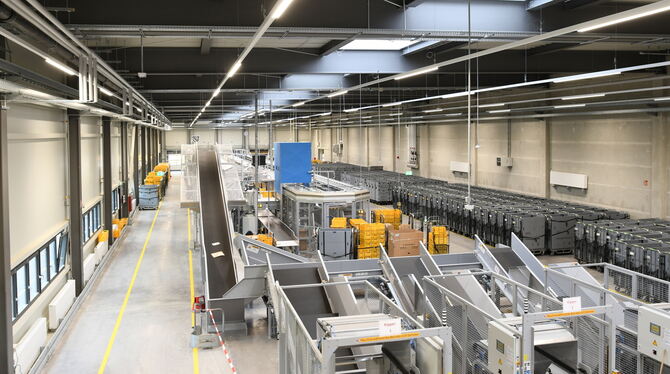 In der 120 Meter langen Erweiterungshalle des Briefzentrums Reutlingen steht der Multiformatsorter. Die Maschine kann große Brie