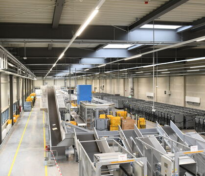 In der 120 Meter langen Erweiterungshalle des Briefzentrums Reutlingen steht der Multiformatsorter. Die Maschine kann große Brie