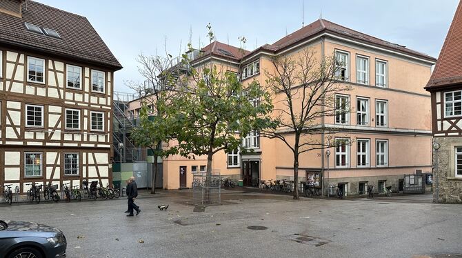 Das Schulgebäude des Friedrich-List-Gymnasiums im Spitalhof müsste dringend saniert werden, doch auch dazu fehlen der Stadt auf