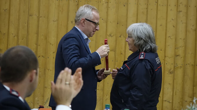 Bürgermeister Holger Jerg dankte Magdalena Störkle-Sauer für ihr langjähriges Engagement als  Kommandantin. FOTO: MARIABERG