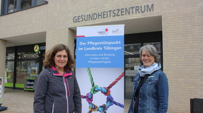 Zuständig für den Pflegestützpunkt Mössingen (von rechts): Leiterin Sabine Behrmann mit ihrer Kollegin Theresa Seitz.  FOTO: STU