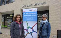 Zuständig für den Pflegestützpunkt Mössingen (von rechts): Leiterin Sabine Behrmann mit ihrer Kollegin Theresa Seitz.  FOTO: STU
