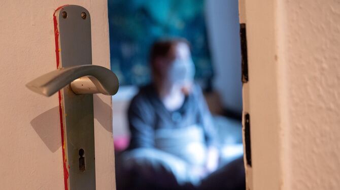 Frau sitzt in Quarantäne