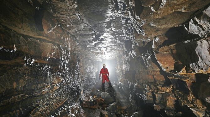 Andreas Kücha und Jörg Haussmann sind im Lenninger Tal tief in die Unterwelt der Alb vorgedrungen. Beim Gäste- und Infoabend der