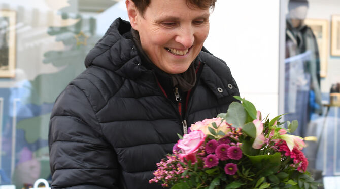 Die Kirchentellinsfurter Floristin Heike Weber und ihr Blumenstand sind Neuzugänge auf dem samstäglichen Wochenmarkt.  FOTO: ZEN