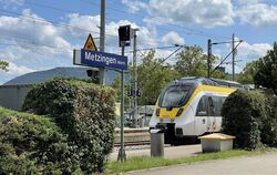 Ein Regionalzug verlässt den Bahnhof von Metzingen in Richtung Tübingen und bringt Pendler zur Arbeit. FOTO: KLEIN 