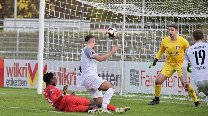 Muhamed Sanyang trifft zum 1:0 für den SSV Reutlingen