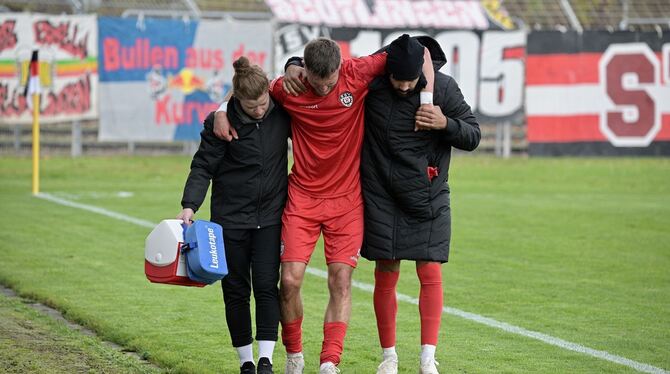 Yannick Sagert muss verletzt ausgewechselt werden.