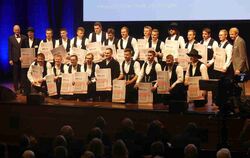 Die Zimmererer on stage mit Dr. Joachim Eisert (ganz links) und Haradl Herrmann (ganz rechts)  FOTO: TENNIGKEIT