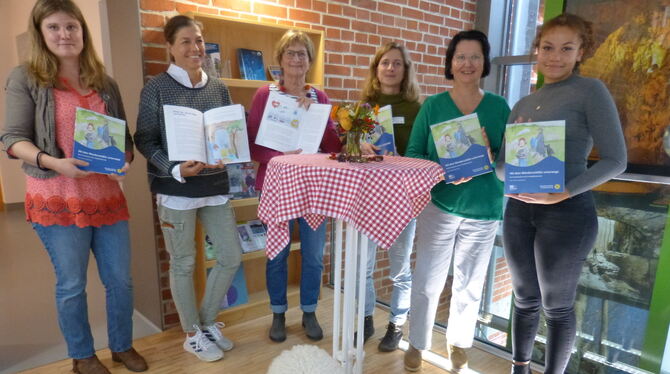 Johanna Henninger (links), Veronika Kraiser, Karin Greiner-Degenhardt, Anna-Naemi Krauss, Natascha Wenger und Capree Clark stell