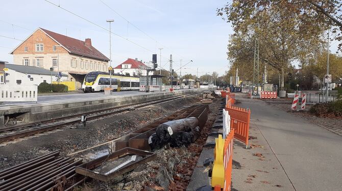 Überblick über den Bahnhof Metzingen. Im Vordergrund die Trasse für das künftige Gleis 4, das rechts einen eigenen Außenbahnstei