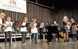 Das inklusive Ensemble Flauto Granate & Friends machte den mitreißenden Anfang des Jahreskonzerts.  FOTO: BÖHM