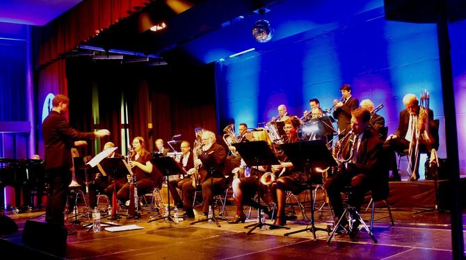 Das Pop- und Swing-Orchester des Gomaringer Musikvereins in Aktion.  FOTO: SPIESS
