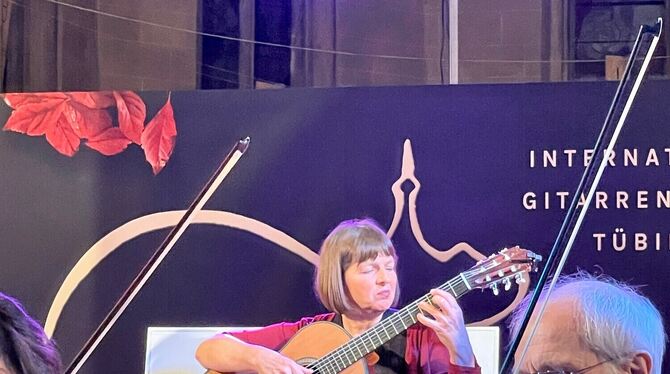 Irina Kircher war Solistin beim Auftaktkonzert des Gitarrenfestivals. FOTO: BREULING