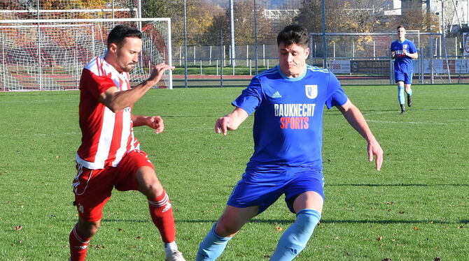Michael Barth (links), Kapitän des TSV Hirschau, im Zweikampf mit Ricardo Grübel vom SV Zainingen. FOTO: MEYER Michael Barth (links), Kapitän des TSV Hirschau, im Zweikampf mit Ricardo Grübel vom SV Zainingen. FOTO: MEYER