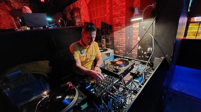 Atrium, Revival Party, Reutlingen DJ EmKa an seinem analogen Arbeitsplatz. FOTO: GLITZ