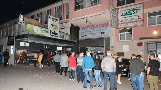 Atrium, Party, Reutlingen Um 20.15 Uhr schon lange Schlangen.