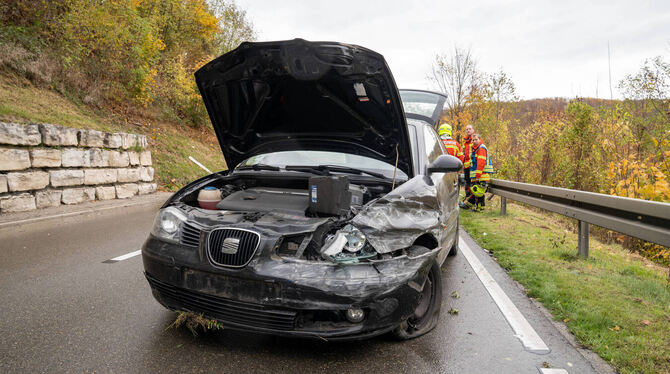 Bei einem  Zusammenstoß auf der B28 zwischen Bad Urach und Hengen wurden drei Menschen verletzt.