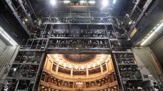Blick von hinter den Kulissen in den Zuschauerraum der Oper.  FOTO: MURAT/DPA