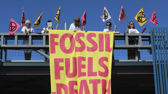 Klimaaktivisten der Gruppe Extinction Rebellion im Oktober 2022 am Rand einer Energiekonferenz im südafrikanischen Kapstadt.  FO
