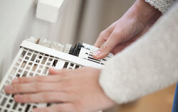 Runterdrehen: Die warme Wohnung wird für so manchen zum Luxus.  FOTO: DPA/KLOSE