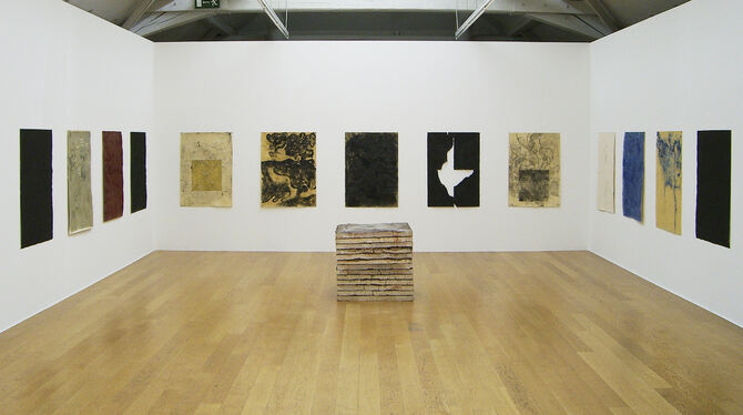 Terrakottakubus »Antigone« von Giuseppe Spagnulo. (1980).