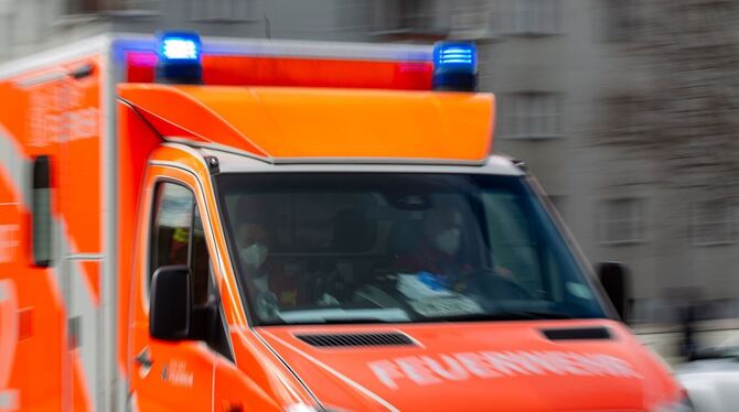 Ein Rettungswagen ist mit Blaulicht im Einsatz