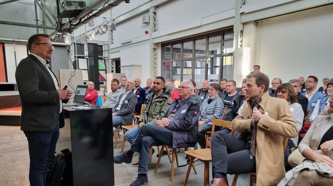 Pfullingens Bürgermeister Stefan Wörner begrüßte rund 50 Teilnehmer zum Unternehmerfrühstück in Roman Geiselharts Betrieb "Maler