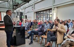 Pfullingens Bürgermeister Stefan Wörner begrüßte rund 50 Teilnehmer zum Unternehmerfrühstück in Roman Geiselharts Betrieb »Maler