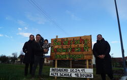 Philipp, Nadine und Anna-Maria Teufel (von links) sowie Melanie Störmer-Draskovic schieben das Solawi-Projekt an.  FOTO: WURSTER