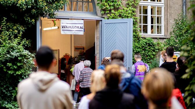 Schlangen vor Berliner Wahllokalen Schlangen vor Berliner Wahllokalen