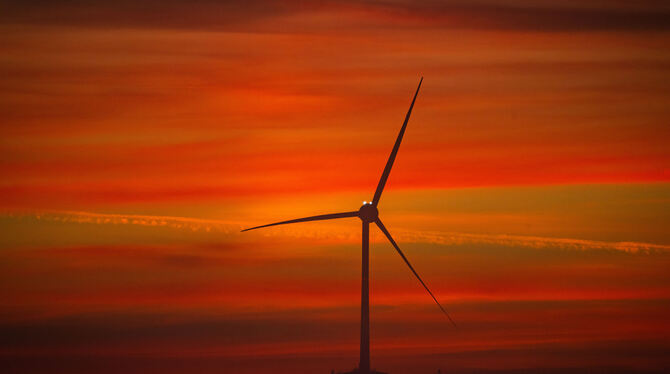 Sonnenaufgang mit Windrad: Ein Anblick, der sich in drei, vier Jahren auch den Hohensteinern bieten könnte.  FOTO: DPA