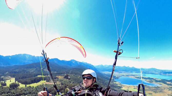 Martin Brinek, einer der Kapitäne der Hohenneuffener Bundesliga-Drachenflieger, über dem Forggensee bei Füssen.  FOTO: PRIVAT
