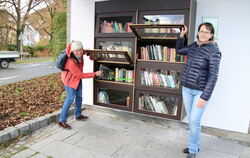 Die Bücherschrank-Initiatorinnen  Martina Kübler (links) und Aniko Kraus freuen sich, dass das Projekt läuft und bereits in der 