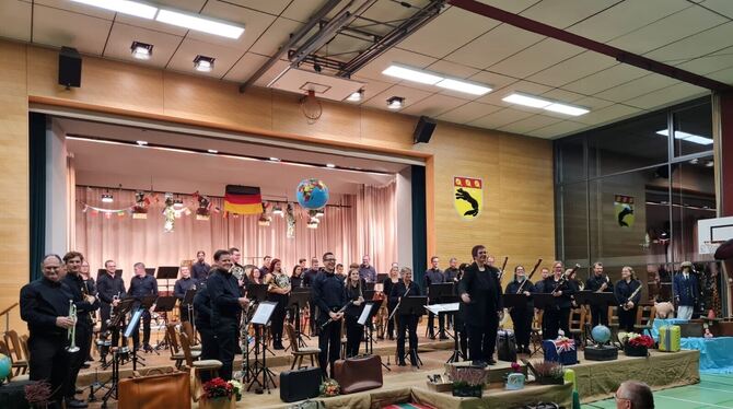 Viel Applaus gab es für das Herbstkonzert des Musikvereins Walddorfhäslach, der das Publikum mit auf Reisen nahm.  FOTO: VEREIN