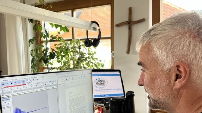 Gomaringens Pfarrer Peter Rostan beim Aufnehmen der Telefonandacht. Mehr als 160 000 Menschen haben die Andachten mittlerweile g