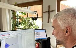 Gomaringens Pfarrer Peter Rostan beim Aufnehmen der Telefonandacht. Mehr als 160 000 Menschen haben die Andachten mittlerweile g