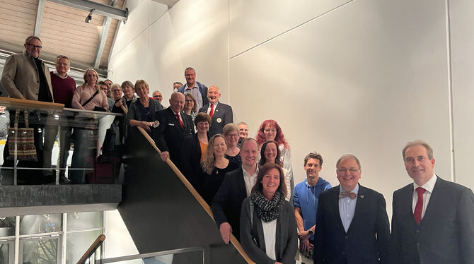 OB Thomas Keck (Zweiter von rechts) war voll des Lobes für die Blutspender. 150 Mal war Dr. Heinz Tochtermann (rechts) schon unt OB Thomas Keck (Zweiter von rechts) war voll des Lobes für die Blutspender. 150 Mal war Dr. Heinz Tochtermann (rechts) schon unt