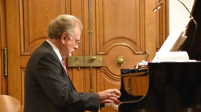 Volker Schneider war Pianist und Moderator des Konzerts.  FOTO: GÖGGEL