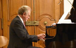 Volker Schneider war Pianist und Moderator des Konzerts.  FOTO: GÖGGEL 