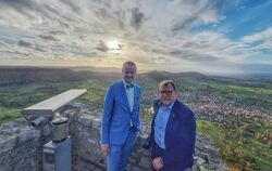 Brauchen kein Fernrohr, um Weitsicht zu zeigen: Louis Schumann (links), der Geschäftsführer des Schwäbische Alb Tourismusverband