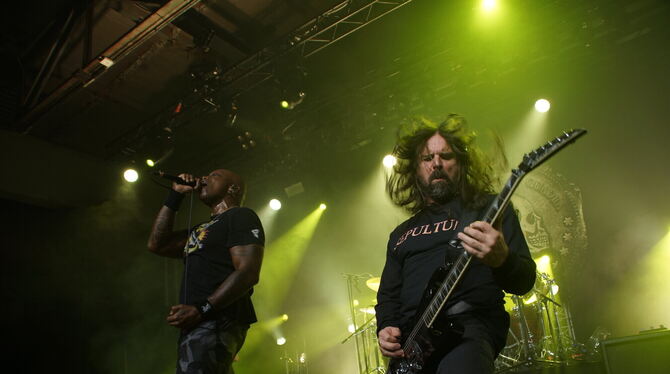 Sepultura-Sänger Derrick Green und Gitarrist Andreas Kisser im Wizemann.  FOTO: ZIMMERMANN