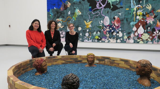 Künstlerin Asana Fujikawa (links), Kunsthallenleiterin Nicole Fritz und Mitarbeiterin Zita Hartel bei der Installation "Vier Sch