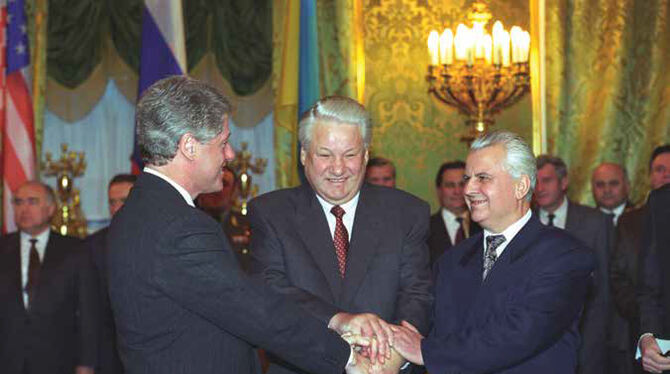 Bei diesem Gipfel 1994 in Moskau mit Bill Clinton, Boris Jelzin, Leonid Krawtschuk (von links) wurde das Budapester Memorandum v